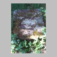 022-1087 Goldbach im Juni 1993. Beschaedigter und umgeworfener Grabstein auf dem Goldbacher Kirchhof.jpg